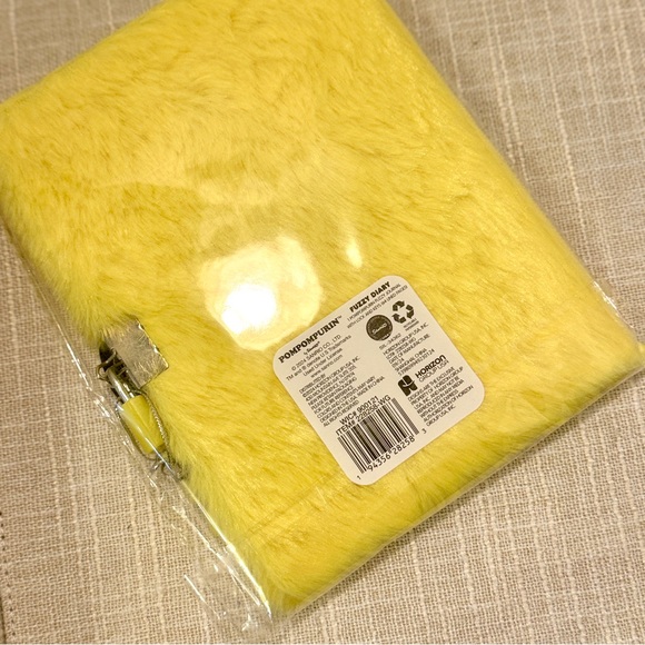 Hello Kitty Fuzzy Diary With Lock & Key - Picture 6 of 6